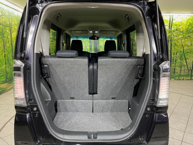 二列目シートは前後スライドが可能です。後ろに下げれば足元が広くゆったり座れ、前に詰めれば大きなラゲッジスペースが確保できます。シーンに応じて使い分けできるからとっても便利です♪