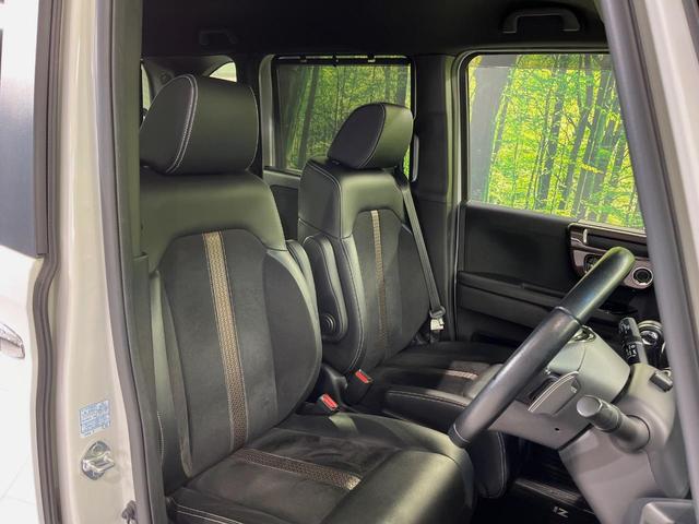 【ハーフレザーシート】高級感と座り心地を両立した人気のシート♪背面・座面のファブリック素材は、通気性の良さや滑りにくさに優れています。気温や服装に左右されず快適にお乗りいただけます。