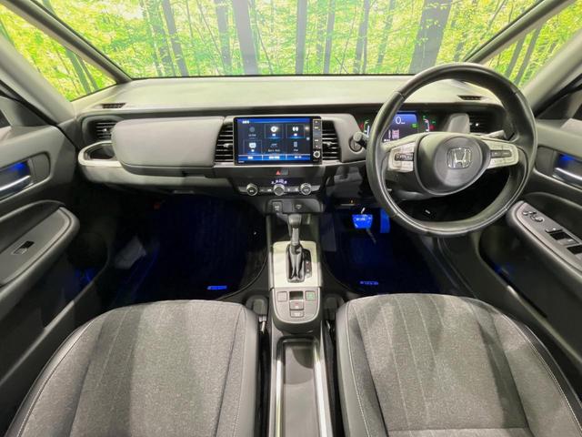 フィット e:HEVホーム 純正9型ナビ バックカメラ 衝突軽減装置 レーダークルーズ 禁煙車 ハーフレザーシート 前後ドラレコ コーナーセンサー スマートキー LEDヘッドライト ETC オートハイビーム 革巻きハンドル(2枚目)