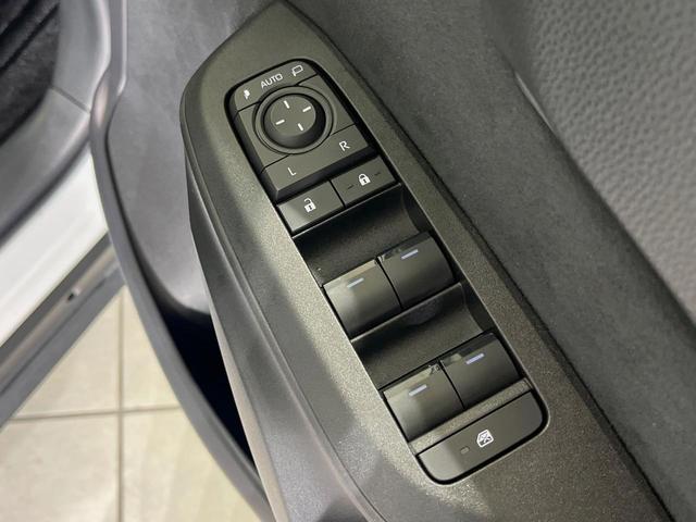 ヤリスクロス G メーカー8型ナビ バックカメラ 衝突軽減装置 レーダークルーズ 禁煙車 2トーンカラー ドラレコ コーナーセンサー スマートキー ETC オートマチックハイビーム 車線逸脱警報 オートライト フルセグ(40枚目)