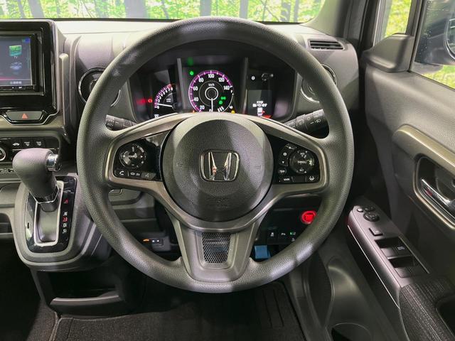 �C���e���A�ɍ��킹���f�U�C���̃X�e�A�����O�́A�^�]�������̂��Ƃ��l���A�^�]���₷���`��A�傫���ł��B�����x�A���ۂɐG���Ă��m���߂��������B