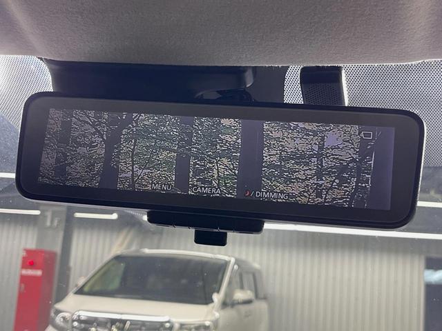 【デジタルルームミラー】後席の大きな荷物や同乗者で後方が確認しづらい時でも安心！カメラが撮影した車両後方の映像をルームミラー内に表示。クリアな視界で状況の確認が可能です！