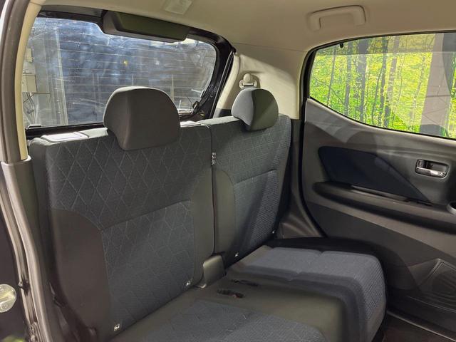 後部座席も気になるようなキズ・汚れやへたり等、大きなダメージはなく、良好な状態です。