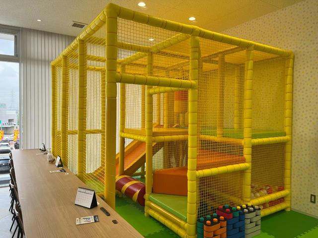 大きなキッズスペースも完備！小さなお子様連れでも、ゆっくりとお車探しをお楽しみいただけます。