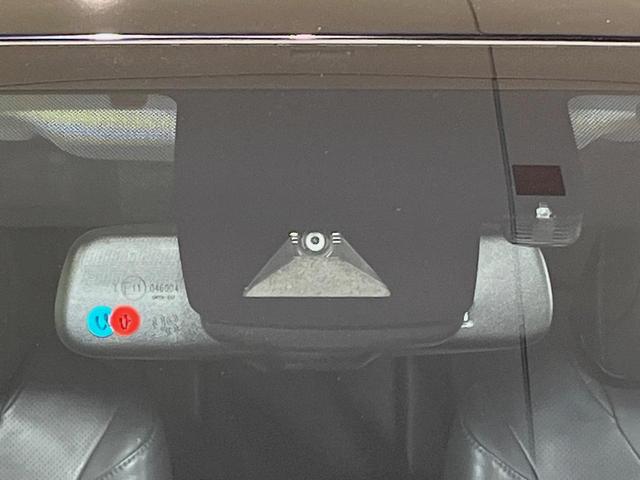 プリウス Aプレミアム ツーリングセレクション 純正9型ナビ バックカメラ 衝突軽減装置 100V電源 レーダークルーズ 禁煙車 革シート パワーシート シートヒーター ドラレコ コーナーセンサー スマートキー ブラインドスポットモニター ETC(5枚目)