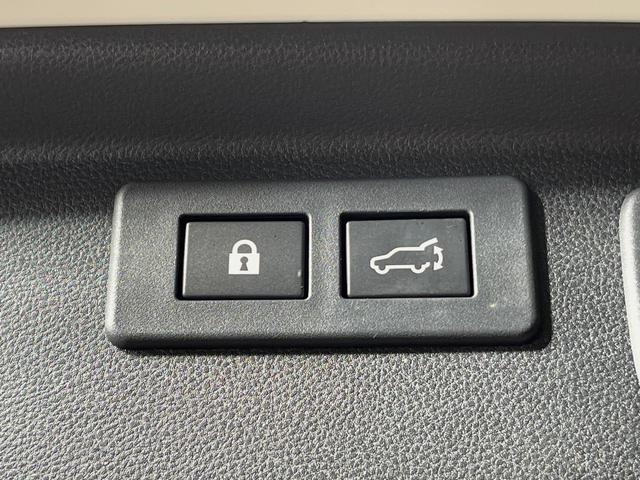 【パワーバックドア】スマートキーや運転席のボタンを押すだけでリアゲートが自動で開閉します！荷物を持っている時や、高い位置にあるバックドアを閉める際に便利な機能です♪