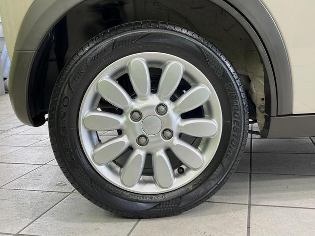 アルトラパン X HDDナビ 衝突軽減装置 禁煙車 シートヒーター スマートキー HIDヘッドライト オートライト オートエアコン 純正14インチアルミホイル Bluetooth CD/DVD再生 革巻きステアリング(48枚目)