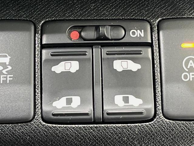 【両側パワースライドドア】スマートキーや運転席のスイッチで後席両側スライドドアの開閉が可能♪電動だから力を入れてドアを開ける必要が無く、小さなお子様でも簡単に開け閉めでき快適です♪