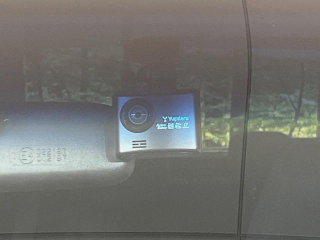 【ドライブレコーダー】安心・安全なカーライフに必須のドライブレコーダーを装備！走行中はもちろん、あおり運転や事故に遭遇した際の状況も映像で記録し、万一のリスクに備えます。