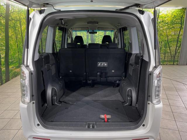 後席を格納すると、これだけの広さが！シーンに合わせたシートアレンジで、大きな荷物も積むことが出来ます♪