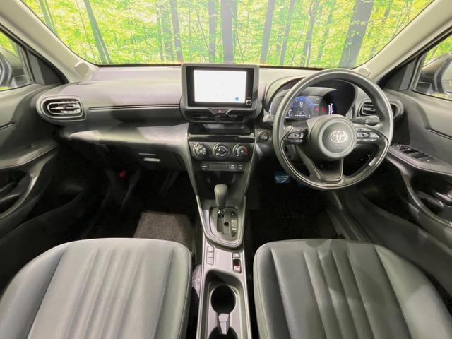 ヤリスクロス Ｘ　純正８型ディスプレイオーディオ　バックカメラ　衝突軽減装置　ＥＴＣ　スマートキー　レーダークルーズ　ステアリングスイッチ　オートマチックハイビーム　車線逸脱警報　電動パーキングブレーキ　禁煙車（2枚目）