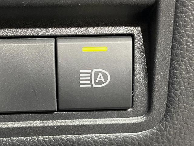 ヤリスクロス Ｘ　純正８型ディスプレイオーディオ　バックカメラ　衝突軽減装置　ＥＴＣ　スマートキー　レーダークルーズ　ステアリングスイッチ　オートマチックハイビーム　車線逸脱警報　電動パーキングブレーキ　禁煙車（32枚目）