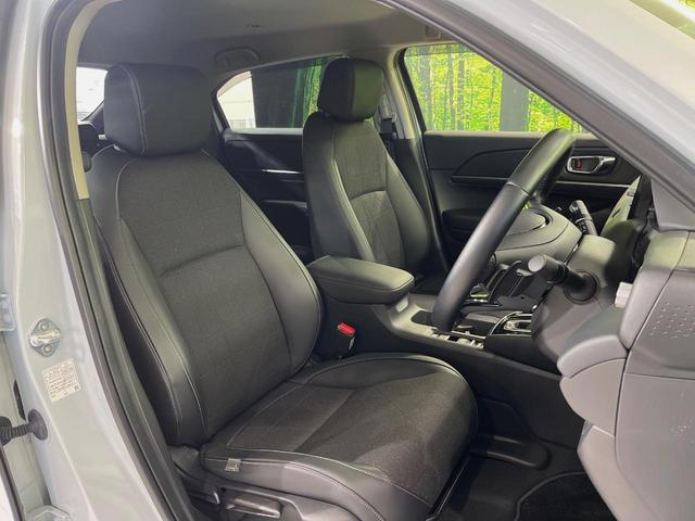 ヴェゼル ｅ：ＨＥＶ　Ｚ　メーカー９型ナビ　バックカメラ　衝突軽減装置　レーダークルーズ　禁煙車　パワーバックドア　シートヒーター　ハーフレザーシート　ドラレコ　コーナーセンサー　スマートキー　ＬＥＤヘッドライト　ＥＴＣ２．０（8枚目）