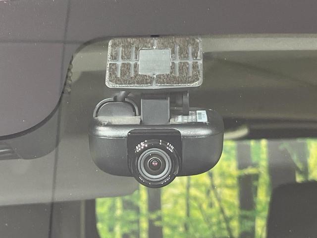 スペーシアカスタム ハイブリッドＸＳターボ　純正８型ナビ　全周囲カメラ　衝突軽減装置　レーダークルーズ　ＥＴＣ　ドラレコ　両側電動スライドドア　ＬＥＤヘッド　革巻きステアリング　純正１５インチアルミ　コーナーセンサー　シートヒーター　禁煙車（6枚目）
