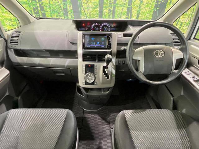 ノア Ｓ　ＳＤナビ　バックカメラ　両側電動スライドドア　禁煙車　ドラレコ　スマートキー　ＨＩＤヘッドライト　ＥＴＣ　純正１６インチアルミホイール　オートエアコン　フォグランプ　パワーウィンドウ　電動格納ミラー（2枚目）