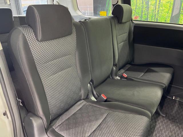 ノア Ｓ　ＳＤナビ　バックカメラ　両側電動スライドドア　禁煙車　ドラレコ　スマートキー　ＨＩＤヘッドライト　ＥＴＣ　純正１６インチアルミホイール　オートエアコン　フォグランプ　パワーウィンドウ　電動格納ミラー（8枚目）