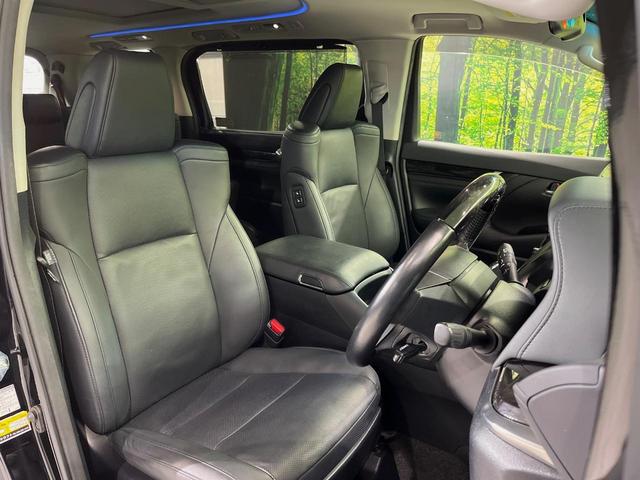 【合皮レザーシート】汚れのふき取りが容易でメンテナンスもが簡単な、機能性に優れる合成皮革を採用した上質なシートです。座り心地もよく、高級感あふれる心地良い車内空間を演出してくれます。