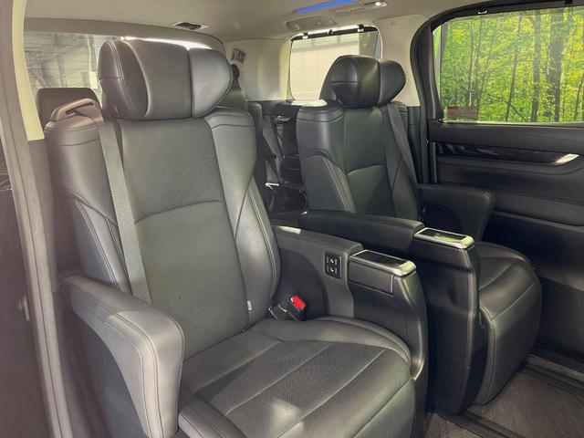 後部座席も気になるようなキズ・汚れやへたり等、大きなダメージはなく、良好な状態です。