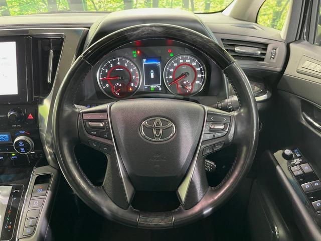 【ウッドコンビステアリング】高級感ある木目調パーツを採用した手に良く馴染むコンビハンドル。運転席廻りの雰囲気も一気に豪華になります！