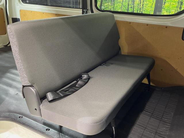 後部座席も気になるようなキズ・汚れやへたり等、大きなダメージはなく、良好な状態です。