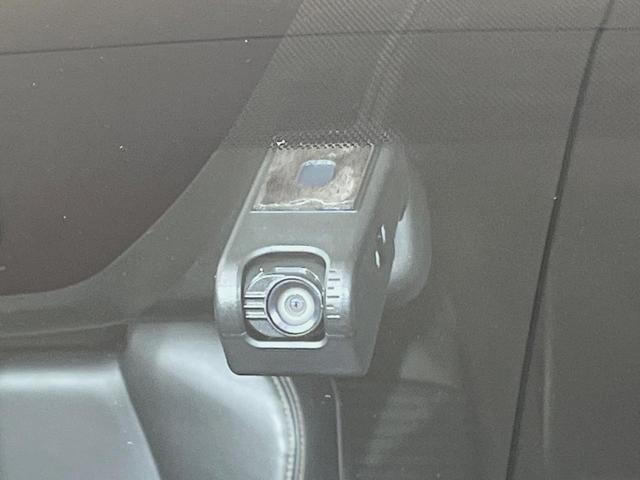 カローラツーリング ハイブリッド　ダブルバイビー　純正９型ディスプレイ　バックカメラ　衝突軽減装置　レーダークルーズ　禁煙車　ハーフレザーシート　ドラレコ　コーナーセンサー　スマートキー　ＬＥＤヘッド　オートハイビーム　車線逸脱警報（7枚目）