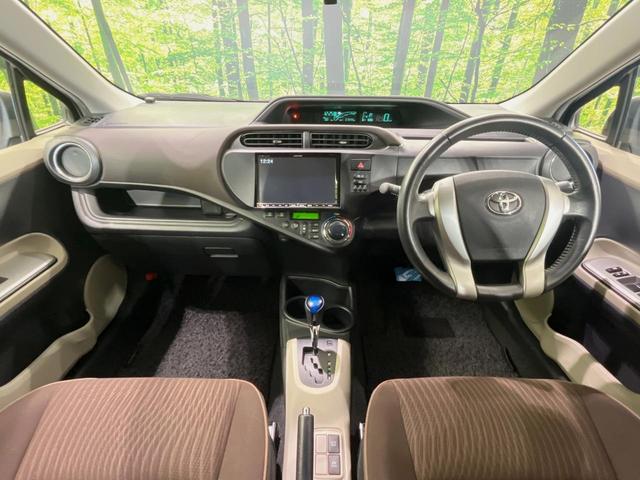 アクア Ｇ　８型ＢＩＧ－Ｘナビ　バックカメラ　禁煙車　スマートキー　ＥＴＣ　オートライト　オートエアコン　革巻きハンドル　電動格納ミラー　パワーウィンドウ　盗難防止装置　プライバシーガラス　横滑り防止装置（2枚目）