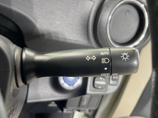 アクア Ｇ　８型ＢＩＧ－Ｘナビ　バックカメラ　禁煙車　スマートキー　ＥＴＣ　オートライト　オートエアコン　革巻きハンドル　電動格納ミラー　パワーウィンドウ　盗難防止装置　プライバシーガラス　横滑り防止装置（7枚目）