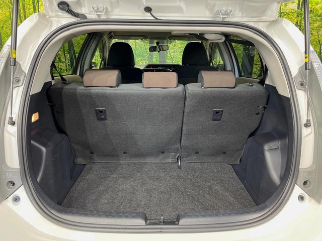 アクア Ｇ　８型ＢＩＧ－Ｘナビ　バックカメラ　禁煙車　スマートキー　ＥＴＣ　オートライト　オートエアコン　革巻きハンドル　電動格納ミラー　パワーウィンドウ　盗難防止装置　プライバシーガラス　横滑り防止装置（10枚目）