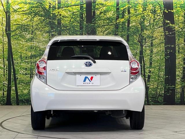 アクア Ｇ　８型ＢＩＧ－Ｘナビ　バックカメラ　禁煙車　スマートキー　ＥＴＣ　オートライト　オートエアコン　革巻きハンドル　電動格納ミラー　パワーウィンドウ　盗難防止装置　プライバシーガラス　横滑り防止装置（15枚目）