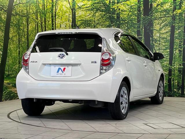 アクア Ｇ　８型ＢＩＧ－Ｘナビ　バックカメラ　禁煙車　スマートキー　ＥＴＣ　オートライト　オートエアコン　革巻きハンドル　電動格納ミラー　パワーウィンドウ　盗難防止装置　プライバシーガラス　横滑り防止装置（17枚目）