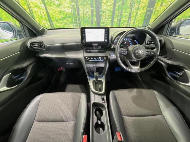 ヤリスクロス ハイブリッドＺ　純正８型ナビ　全周囲カメラ　衝突軽減装置　レーダークルーズ　禁煙車　２トーンカラ　シートヒーター　ハーフレザーシート　パワーシート　コーナーセンサー　スマートキー　ＥＴＣ　ブラインドスポットモニター（2枚目）