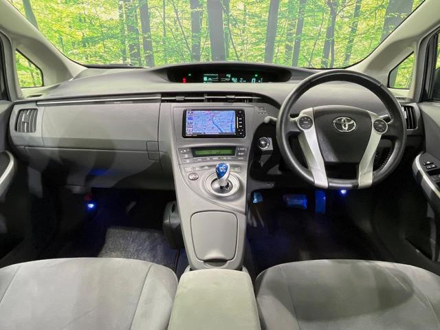 プリウス Ｇツーリングセレクション　ＳＤナビ　バックカメラ　スマートキー　ＬＥＤヘッドライト　ＥＴＣ　クルーズコントロール　純正１７インチアルミホイール　オートライト　オートエアコン　革巻きハンドル　フォグランプ　横滑り防止装置（2枚目）