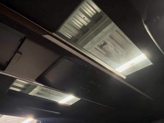 アルファードハイブリッド Z パノラマルーフ ユニバーサルステップ 純正14型ナビ 後席モニター 全周囲カメラ 両側電動スライドドア 100V電源 衝突軽減装置 ステアリングヒーター デジタルインナーミラー 置くだけ充電(3枚目)