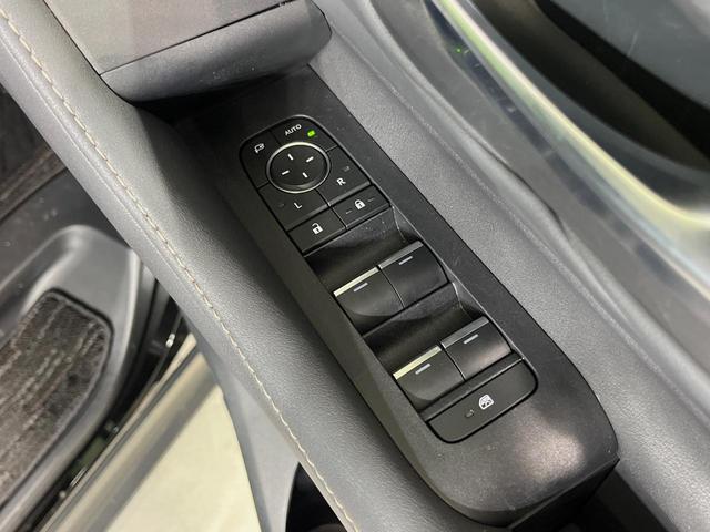 アルファードハイブリッド Z パノラマルーフ ユニバーサルステップ 純正14型ナビ 後席モニター 全周囲カメラ 両側電動スライドドア 100V電源 衝突軽減装置 ステアリングヒーター デジタルインナーミラー 置くだけ充電(39枚目)