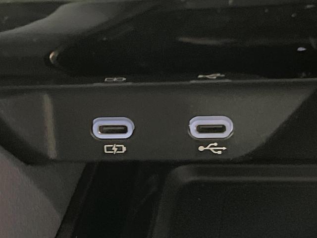 アルファードハイブリッド Z パノラマルーフ ユニバーサルステップ 純正14型ナビ 後席モニター 全周囲カメラ 両側電動スライドドア 100V電源 衝突軽減装置 ステアリングヒーター デジタルインナーミラー 置くだけ充電(40枚目)