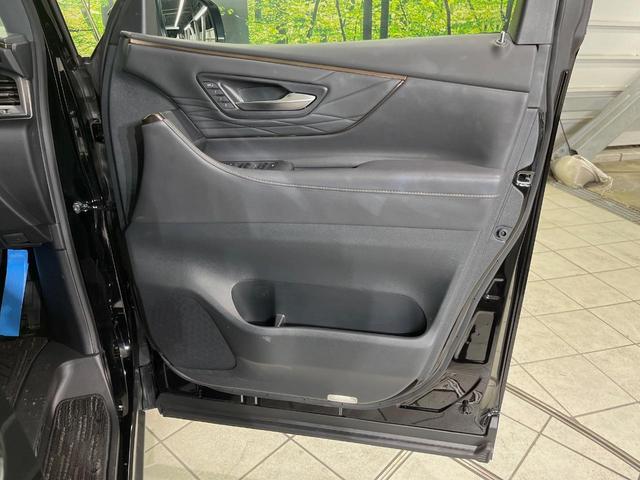 アルファードハイブリッド Z パノラマルーフ ユニバーサルステップ 純正14型ナビ 後席モニター 全周囲カメラ 両側電動スライドドア 100V電源 衝突軽減装置 ステアリングヒーター デジタルインナーミラー 置くだけ充電(61枚目)