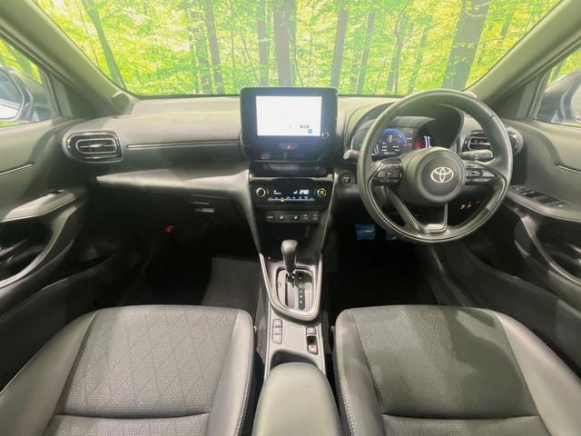 ヤリスクロス ハイブリッドＺ　純正８型ディスプレイオーディオ　全周囲カメラ　衝突軽減装置　レーダークルーズ　禁煙車　ハーフレザーシート　パワーシート　ドラレコ　コーナーセンサー　スマートキー　ＬＥＤヘッド　ＥＴＣ　オートライト（2枚目）