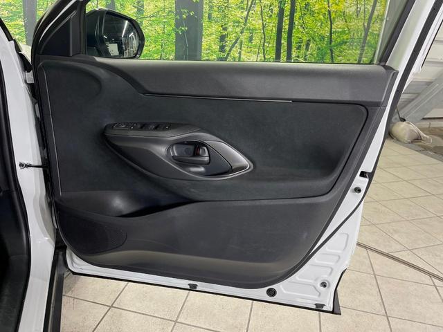 ヤリスクロス ハイブリッドＺ　純正８型ディスプレイオーディオ　全周囲カメラ　衝突軽減装置　レーダークルーズ　禁煙車　ハーフレザーシート　パワーシート　ドラレコ　コーナーセンサー　スマートキー　ＬＥＤヘッド　ＥＴＣ　オートライト（50枚目）