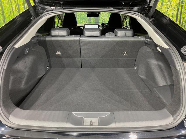 プリウス Ｚ　１２型ＤＡ　モデリスタエアロ　モデリスタ１９インチＡＷ　ソーラー充電システム　デジタルインナーミラー　ＢＳＭ　全周囲カメラ　１００Ｖ　衝突軽減　レーダークルーズ　禁煙車　電動リアゲート　パワーシート（10枚目）