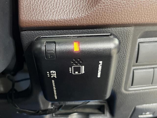 ヤリスクロス ハイブリッドＺ　純正８型ナビ　全周囲カメラ　衝突軽減装置　レーダークルーズ　ハーフレザー　パワーシート　ドラレコ　コーナーセンサー　スマートキー　ＬＥＤヘッド　ＥＴＣ　デジタルインナーミラー　純正１８インチアルミ（7枚目）