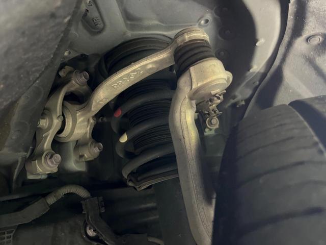 クラウンハイブリッド Ｓ　Ｃパッケージ　モデリスタエアロ　純正８型ナビ　全周囲カメラ　衝突被害軽減装置　レーダークルーズ　ブラインドスポットモニター　禁煙車　コーナーセンサー　ＬＥＤヘッド　ＥＴＣ２．０　パークアシスト　車線逸脱警報（20枚目）