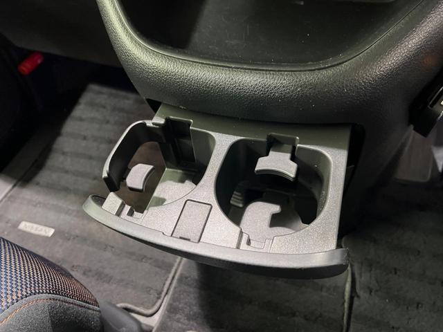 セレナ ハイウェイスター　Ｖエアロセレクション　純正ナビ　両側電動スライドドア　禁煙車　スマートキー　ＨＩＤヘッドライト　ＥＴＣ　オートライト　オートエアコン　ＣＤ／ＤＶＤ再生　地デジ　革巻きステアリング　ＬＥＤフォグライト　１７インチアルミ（30枚目）