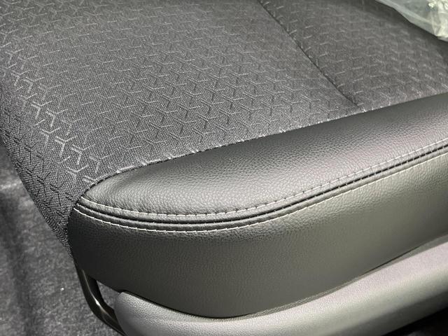 ロッキー プレミアムＧ　ＨＥＶ　登録済未使用車　純正９型ディスプレイオーディオ　全周囲カメラ　衝突軽減装置　２トーンカラー　レーダークルーズ　ハーフレザーシート　前席シートヒーター　コーナーセンサー　レーンキープ　ＬＥＤヘッドライト（50枚目）