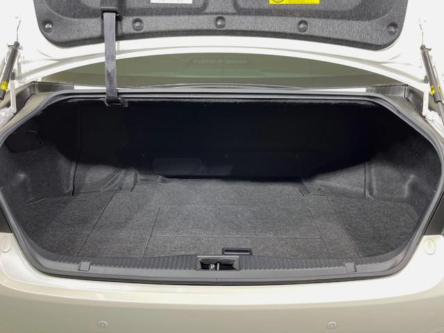 クラウンハイブリッド アスリートＳ　ブラックスタイル　サンルーフ　メーカー８型ナビ　バックカメラ　禁煙車　本革シート　前席シートベンチレーション　前席パワーシート　コーナーセンサー　スマートキ―　ＨＩＤヘッドライト　ＥＴＣ　ステアリングヒーター　フルセグ（10枚目）