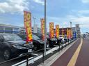 ズラッと並んだ展示車と大きな「N」の看板が目印です!