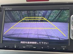 【バックカメラ】駐車時に後方がリアルタイム映像で確認できます。大型商業施設や立体駐車場での駐車時や、夜間のバック時に大活躍！運転スキルに関わらず、今や必須となった装備のひとつです！ 4