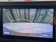 【バックカメラ】駐車時に後方がリアルタイム映像で確認できます。大型商業施設や立体駐車場での駐車時や、夜間のバック時に大活躍！運転スキルに関わらず、今や必須となった装備のひとつです！ 5