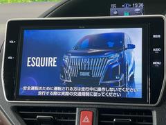 【メーカー純正１０型ナビ】インテリアに溶け込むスタイリッシュな「専用設計」メーカーナビを装備♪視認性や操作性など基本性能にも優れ、より上質なカーライフをお楽しみいただけます。 4