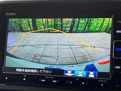 【バックカメラ】駐車時に後方がリアルタイム映像で確認できます。大型商業施設や立体駐車場での駐車時や、夜間のバック時に大活躍！運転スキルに関わらず、今や必須となった装備のひとつです！ 4