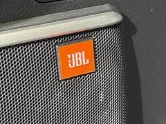 【ＪＢＬ！サウンドシステム】メーカーオプションの高品位サウンドシステムを搭載。専用のチューニングが施された大小様々なスピーカーから良質なサウンドが奏でられ、臨場感あふれる音響空間を演出します。 5